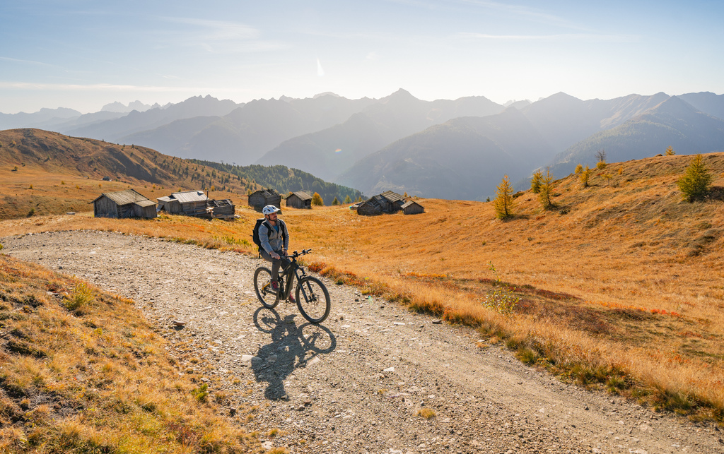 Mountainbike-Fahrt am Golzentipp Bergwiesentrail im Herbst