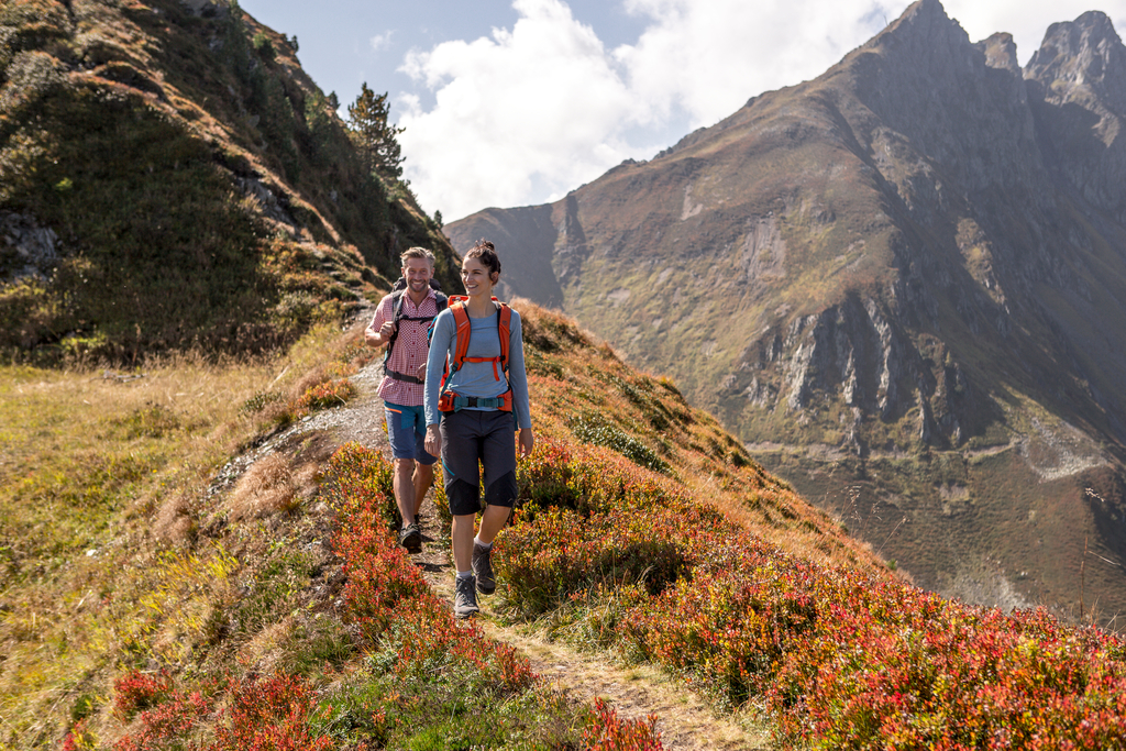 Wanderung in den Tiroler Bergen im Herbst