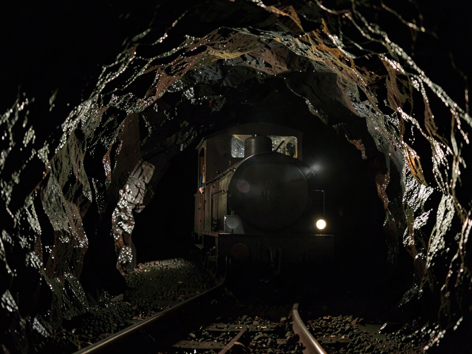 Grubenbahn im Stollen