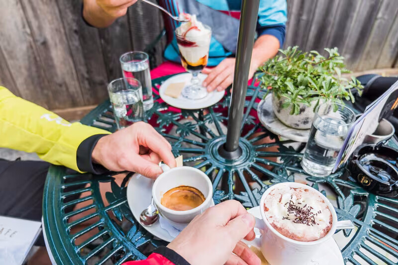 Kaffeehaustisch am Fluss, Festung im Hintergrund