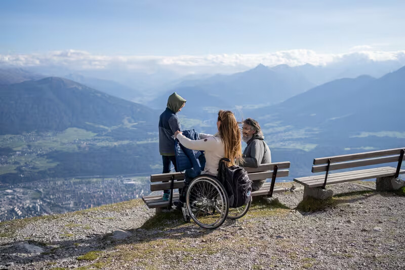 Dorf im Tal, darüber ein angezuckerter Berg