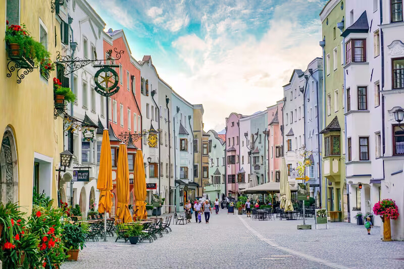 Gasse am Abend, ein Zeichen neben einer beleuchteten Tür