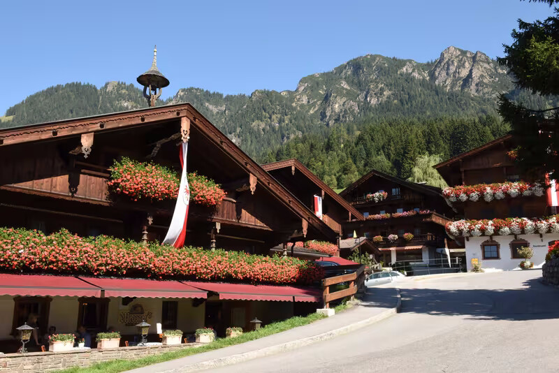 Dorf in der Wildschönau bei tiefen Wolken