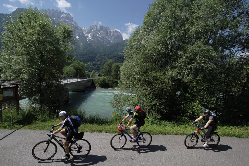 Autofreie Bergstraße im Brixental mit Radfahrenden