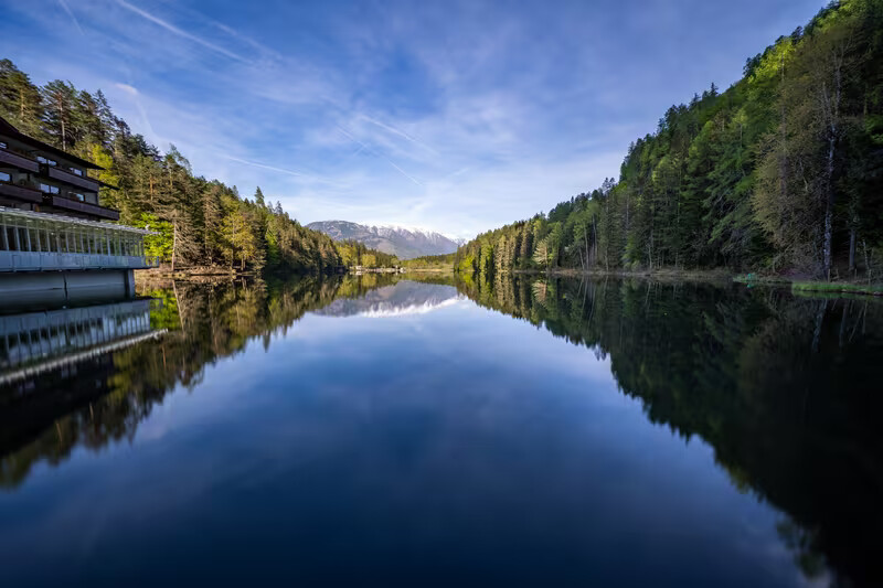 Bergsee im Pillerseetal mit abgestelltem Rad