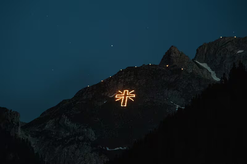Osterfeuer beim Aufschichten am Nachmittag
