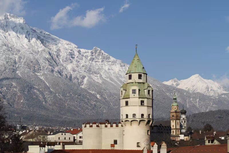 Zwei Personen im Schnee mit Blick ins Inntal