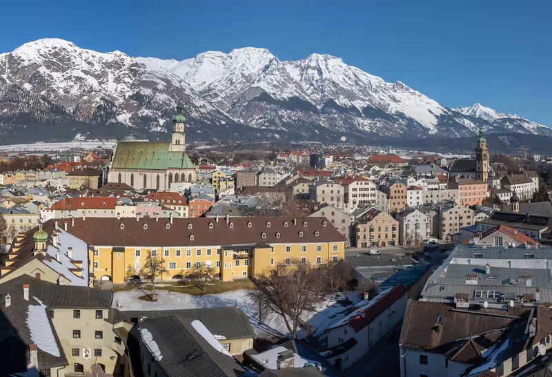 Weg in ein enges Bergtal hinter der Stadt